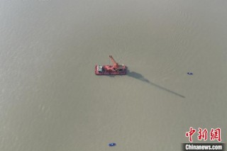 长江枝江水道打捞一艘沉船