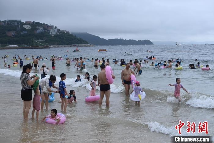 广东深圳：大梅沙海滨公园吸引游客  第3张