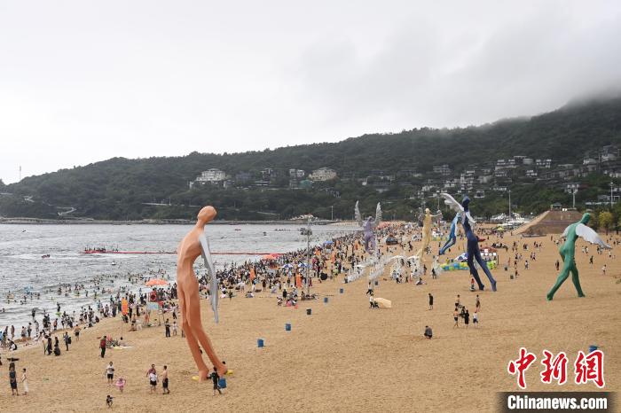 广东深圳：大梅沙海滨公园吸引游客  第6张