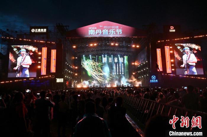 广西小县城举办音乐节：乐队齐聚唱响文艺之音  第2张