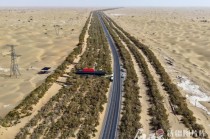 大国工程看新疆·天山观察丨阳光“养绿”首条零碳沙漠公路