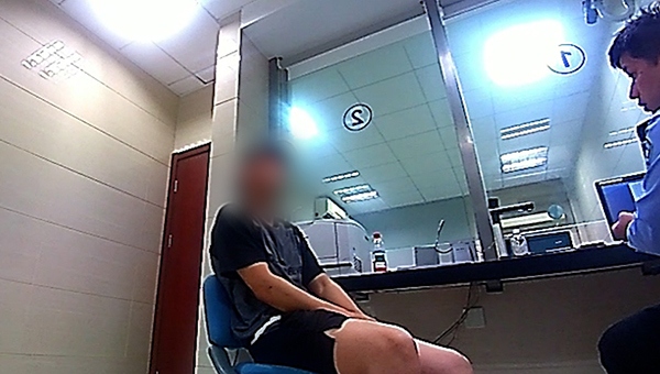 上海一隧道成“王家卫风”网红拍照点？交管部门已专项整治，一人被处罚  第3张