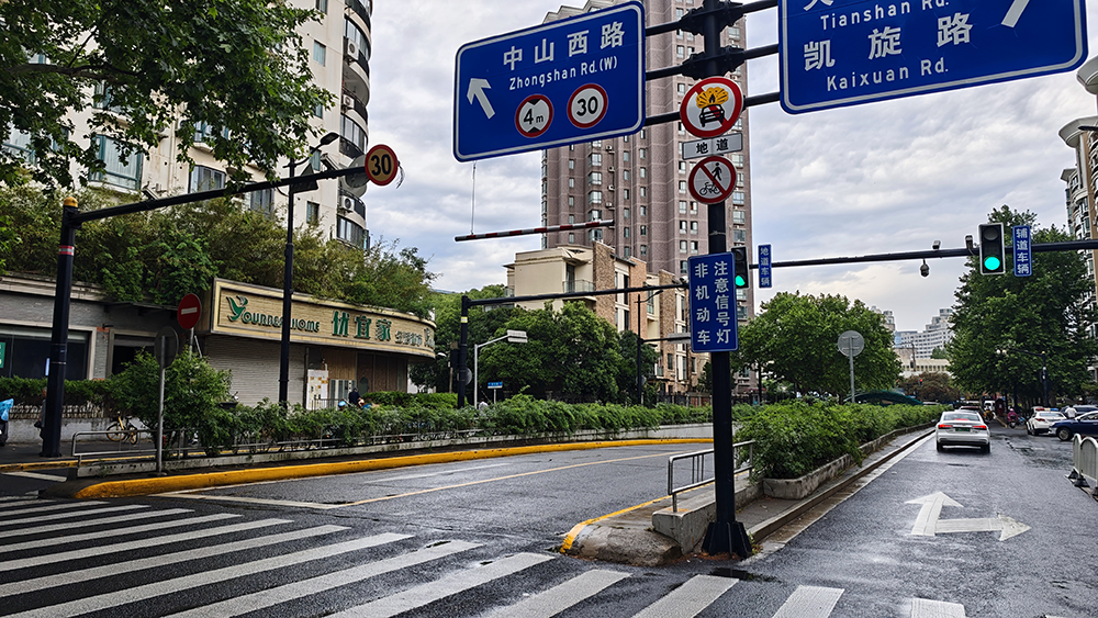 上海一隧道成“王家卫风”网红拍照点？交管部门已专项整治，一人被处罚  第5张